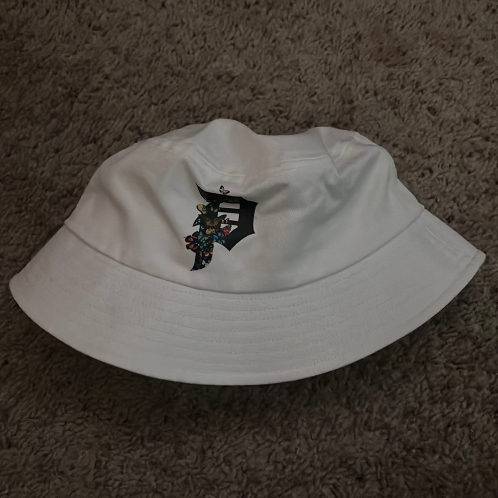 Primitive skateboarding white butterfly bucket hat. OSFA